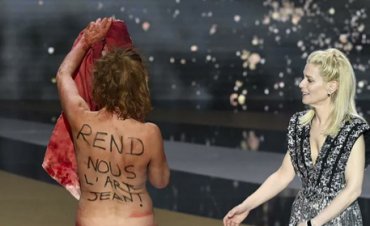 На вручении премии «Сезар» французская актриса разделась в знак протеста