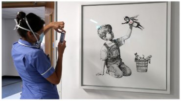 Картину Бэнкси о медсестре-супергероине продали за рекордную сумму