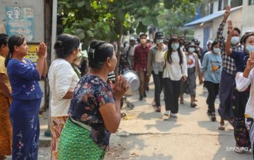 В Мьянме протестующие устроили «мусорный бунт»
