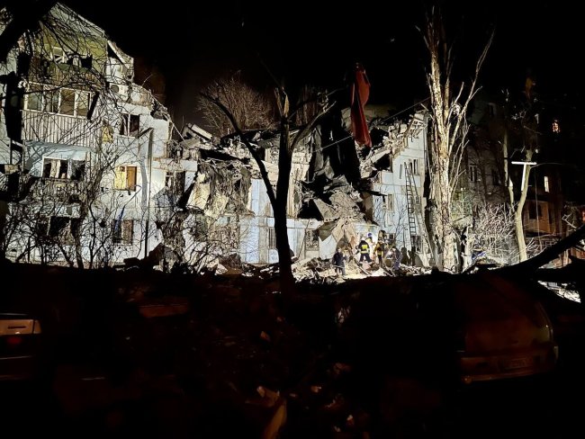 Россияне ударили ракетой по пятиэтажке в Запорожье: есть погибшие и люди под завалами