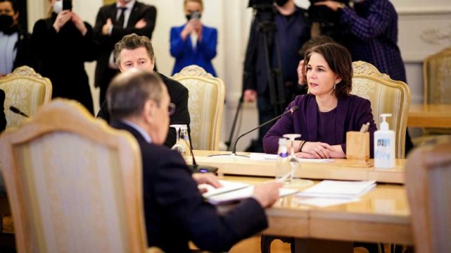 Бербок напрямую призвала Лаврова прекратить войну в Украине: тот махнул рукой