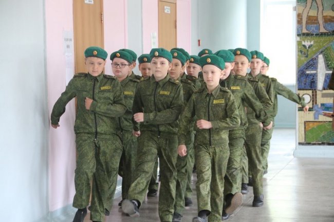 На окупованій Херсонщині дітей заганяють в “кадетські класи” з фейковими педагогами