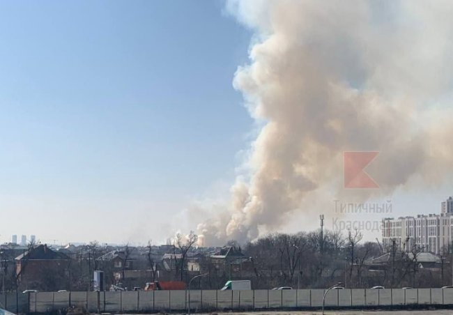 В Краснодаре прогремел взрыв: над летным училищем огромный столб дыма