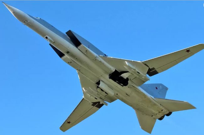 Російський бомбардувальник Ту-22М готується до аварійної посадки в аеропорту Пулково