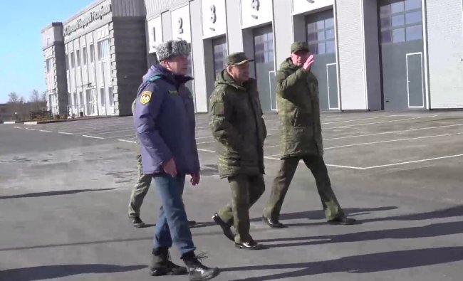 Минобороны РФ показало Шойгу в Мариуполе: якобы проверял строителей
