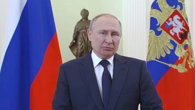 От “только профессиональных военных” до “плетете маскировочные сети”: что Путин говорил год назад и что сейчас