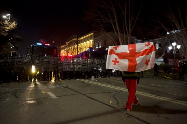 У Грузії всю ніч тривали протести та сутички з поліцією. Фото і відео