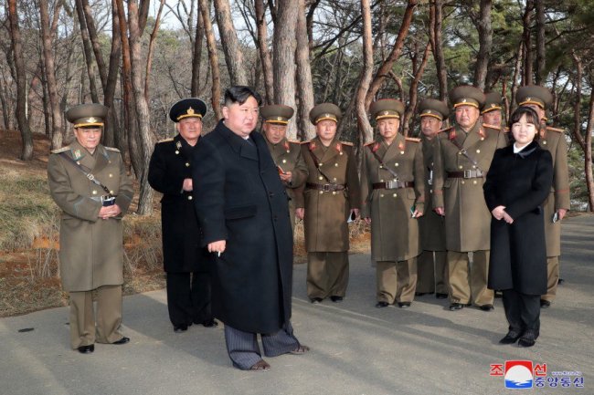 Ким Чен Ын показал дочери, как нанести ракетный удар по аэродрому