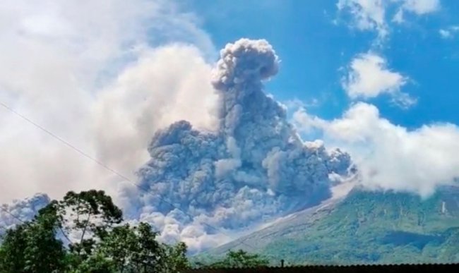 В Індонезії почалося виверження найактивнішого вулкана Мерапі