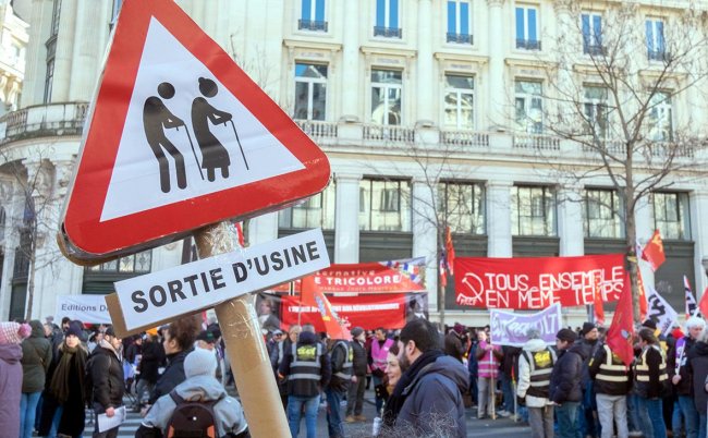 Сенат Франции принял пенсионную реформу, вызвавшую протесты