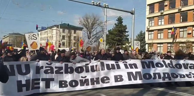 В центре Кишинева “протестующие” устроили стычки с полицией: начались задержания
