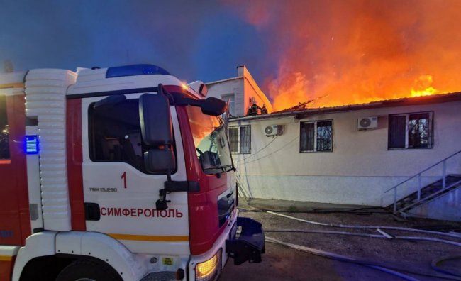 В Симферополе на рассветет вспыхнул масштабный пожар: прокуратура ищет виновных