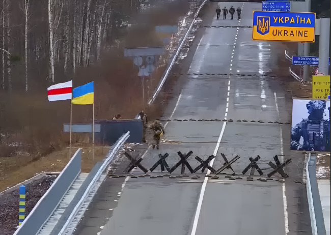 Українські прикордонники встановили на кордоні з Білоруссю біло-червоно-білий прапор