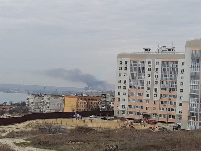 В оккупированной Керчи прогремел взрыв: в небе столб дыма. Видео