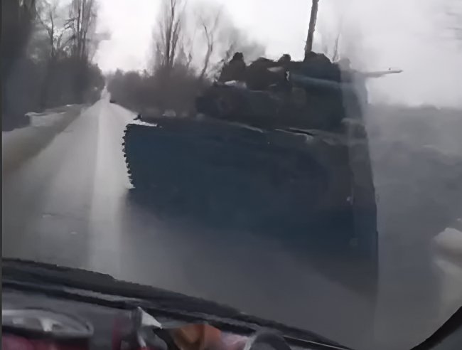 “Газель” зіткнулася з танком у Луганській області. Відео