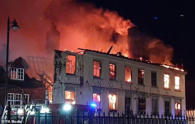 В Великобритании мощный пожар вспыхнул в отеле с украинскими беженцами