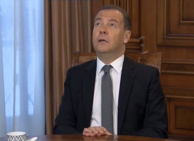 Граждане судьи, внимательно смотрите в небо: Медведев пригрозил ракетным ударом по суду в Гааге