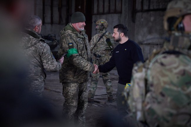 Зеленский посетил позиции украинских защитников под Бахмутом