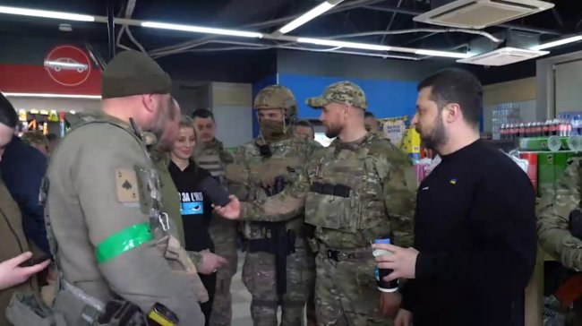 Зеленський попив каву з військовими на заправці у Донецькій області. Відео