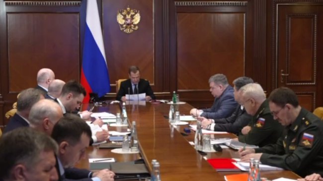Медведев зачитал директорам заводов ОПК телеграмму Сталина