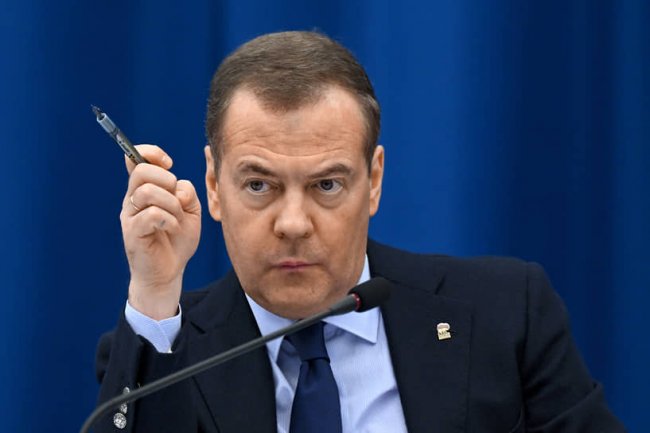 Медведев пригрозил Украине ядерным ударом при попытке освободить Крым