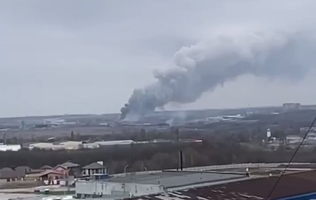 У Росії під Ростовом масштабна пожежа на складі целюлози. Відео