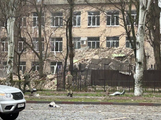 В  центрі Мелітополя пролунали потужні вибухи: зруйновано будівлю ФСБ. Відео