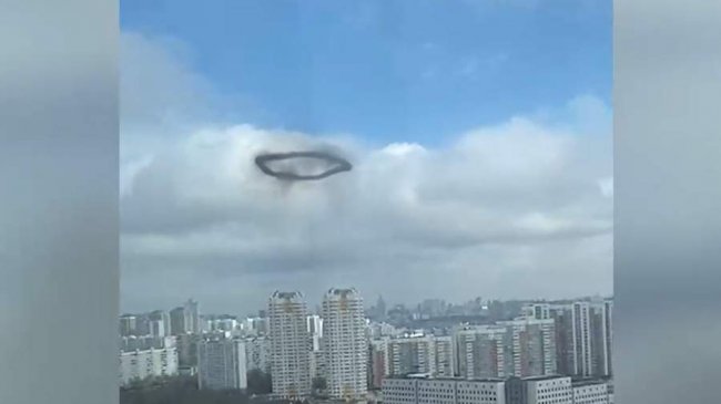 После взрыва в небе над Москвой появилось загадочное черное кольцо. Видео