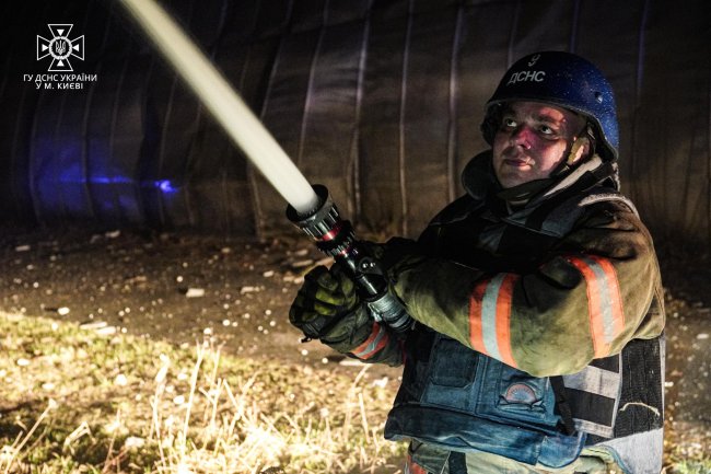 Ночью над Киевом уничтожили около десяти дронов: в одном из районов возник пожар