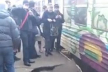 На железнодорожной станции в Киеве обвалился перрон – люди упали на рельсы