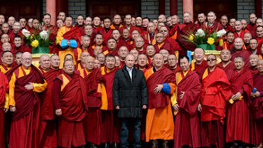 Во время визита в центр буддизма России Путина заинтересовал нетленный лама