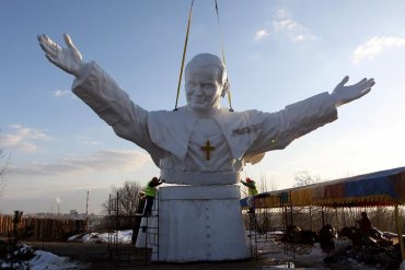 В Польше устанавливают самый большой в мире памятник Иоанну Павлу II