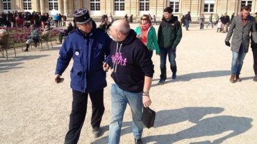 Во Франции задержали участника демонстрации за «неправильную кофту»