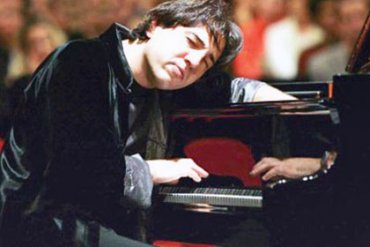 За пост в Twitter турецкого пианиста приговорили к условному сроку