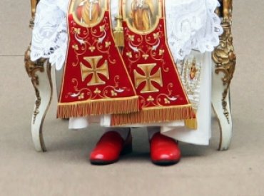 Папа Франциск пренебрег традицией – «никаких красных туфель, черные, как всегда»