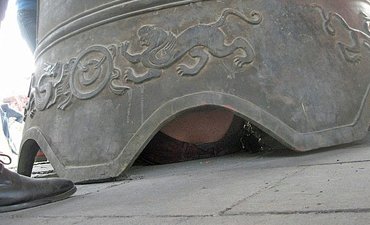 В Китае в буддийском храме на туриста упал двухтонный колокол