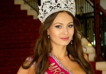 «Миссис Россия-2012» отказалась от короны после скандала