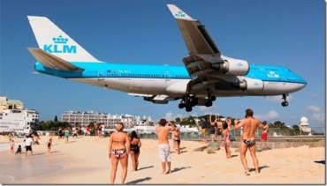 Медведев: ежедневно в Крым будут прилетать по 33 самолета с туристами из России