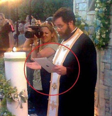 В Болгарии за использование iPad-а во время богослужения священник получил строгий выговор