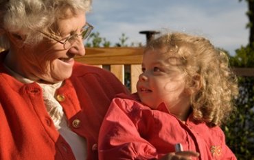 Забота о внуках защищает бабушек от болезни Альцгеймера