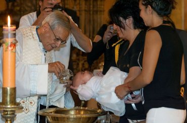 Архиепископ прокомментировал крещение ребенка лесбиянок, крестной мамой которого стала президент Аргентины