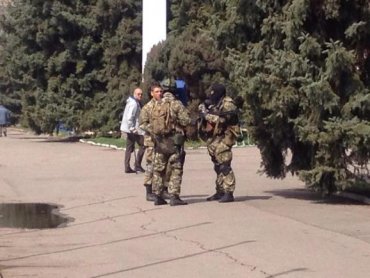 В Славянск прибыло вооруженное подкрепление «зеленых человечков»
