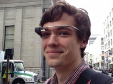 Журналиста избили за ношение очков Google Glass