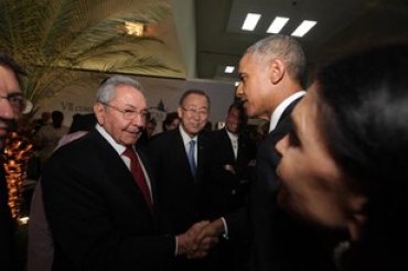 Лидеры США и Кубы пожали друг другу руки на саммите в Панаме
