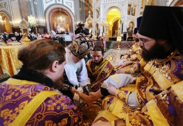 Впервые за 20 лет патриарх Кирилл омыл ноги 12 священникам