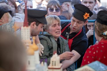 В Москве устроили давку за бесплатным куличем