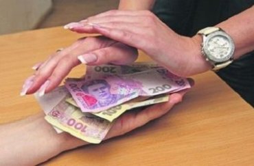 Украинцам задерживают зарплаты, а каждому десятому ее сократили