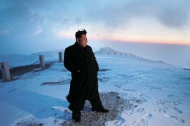 Ким Чен Ын взошел на самую высокую гору в летних туфлях