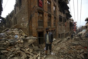 Число погибших в Непале превысило 2200 человек