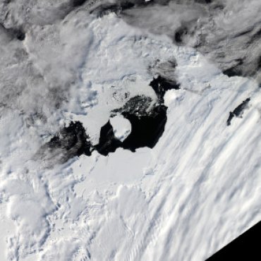 Спутниковая съемка: как формируется айсберг